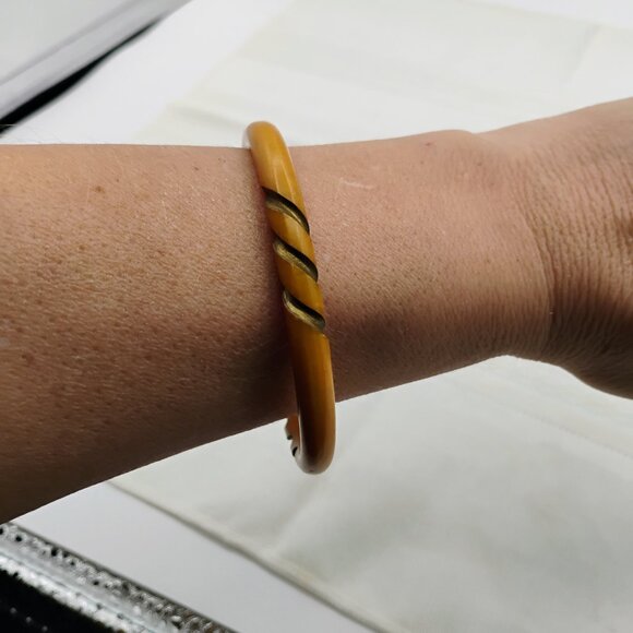 Carved bakelite bangle bracelet 1960s - Picture 4 of 6